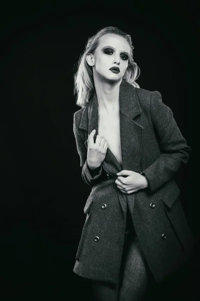Elegante rubia de abrigo. foto de moda —  Fotos de Stock