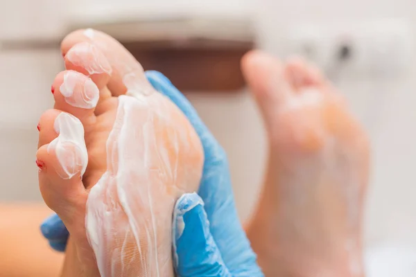 Pedicure dode huid remover voet rasp vrouw in nagel salon — Stockfoto