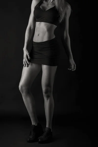 Σχήμα γυμναστήριο κορίτσι σε μαύρο φόντο — Φωτογραφία Αρχείου