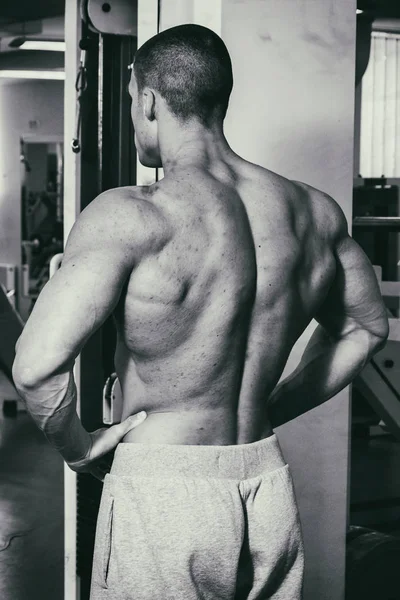 М'язове чоловіче тіло. Результат бодібілдингу тренувань — стокове фото