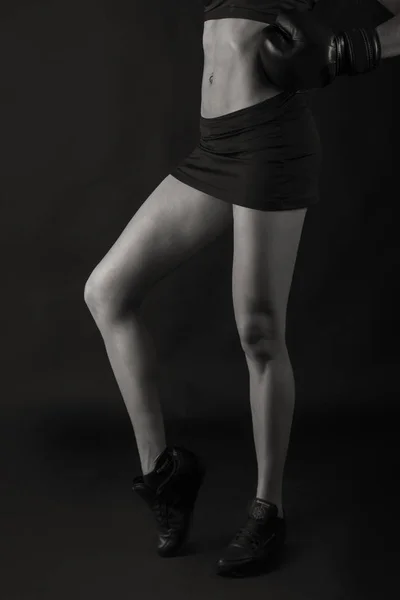 Фигурка фитнес-девушки на черном фоне — стоковое фото