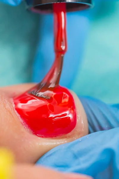 Pedicura removedor de piel muerta raspa de pie mujer en salón de uñas — Foto de Stock
