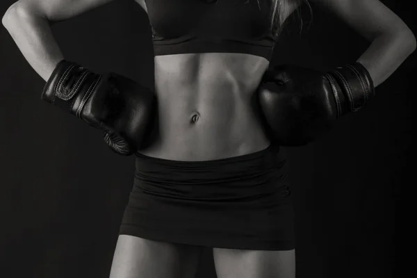 Figura chica fitness sobre un fondo negro — Foto de Stock