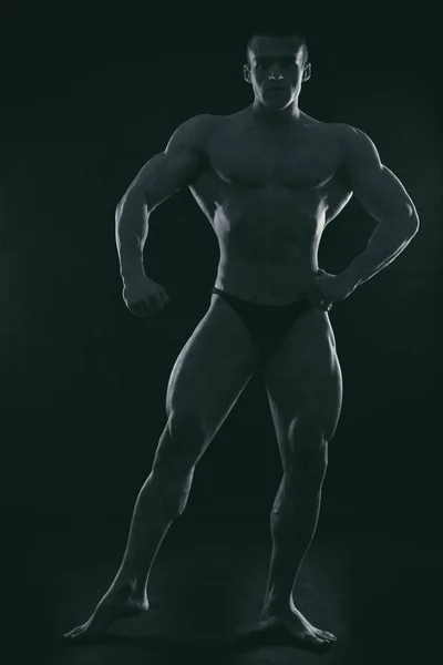 Мышечное мужское тело на черном фоне — стоковое фото