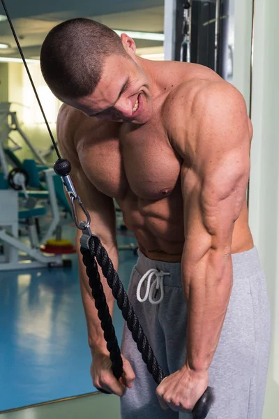 Estilo de vida saludable. fitness concept hombre en el gimnasio —  Fotos de Stock