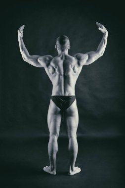 kaslı erkek vücut siyah bir zemin üzerine