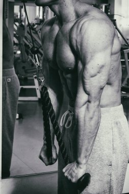 Spor salonunda vücut geliştirmeci