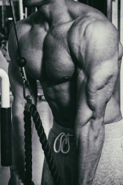 Spor salonunda vücut geliştirmeci