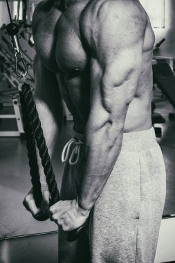 Spor salonunda vücut geliştirmeci