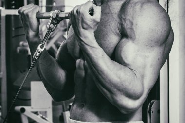 Spor salonunda vücut geliştirmeci