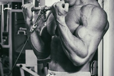 Spor salonunda vücut geliştirmeci