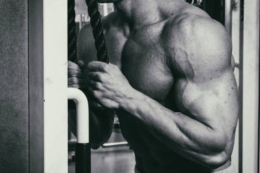 Spor salonunda vücut geliştirmeci