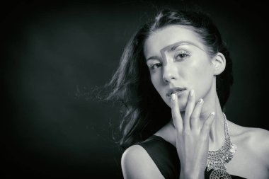 siyah beyaz bir kadın portresi