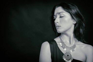 siyah beyaz bir kadın portresi