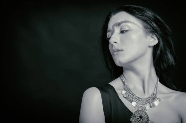 siyah beyaz bir kadın portresi