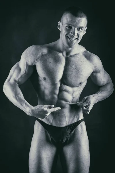 검은색에 근육 질 남성 바디 — 스톡 사진