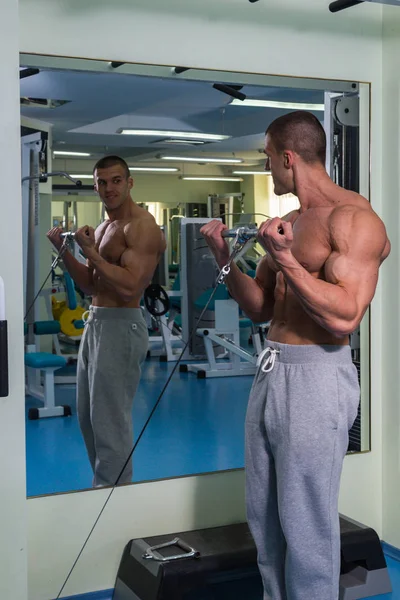 Gezonde levensstijl. Fitness concept man in sportschool — Stockfoto