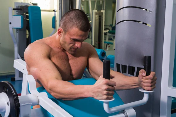 Estilo de vida saludable. fitness concept hombre en el gimnasio —  Fotos de Stock