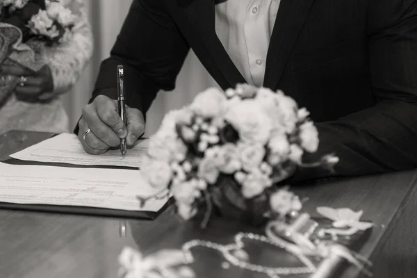 Bröllop, promenad, brudgummen och bruden — Stockfoto