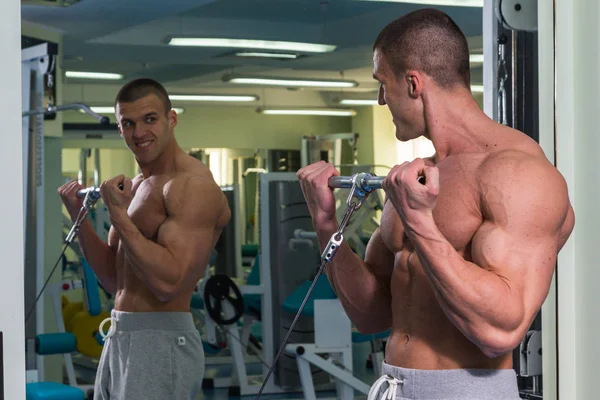 Mode de vie sain. concept de fitness homme en salle de gym — Photo