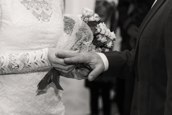 Casamento, caminhada, noivo e noiva — Fotografia de Stock