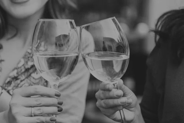 Femme buvant du champagne dans un café — Photo