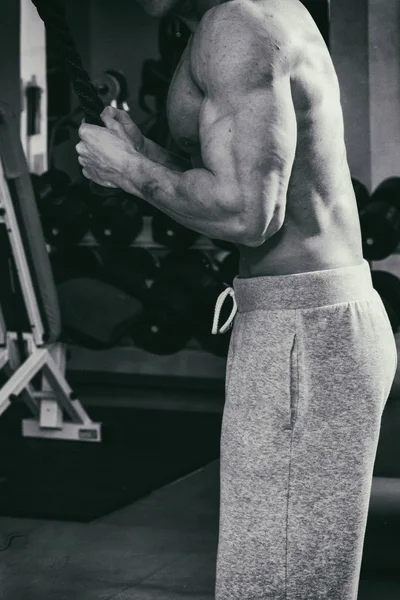 Bodybuilder im Fitnessstudio — Stockfoto