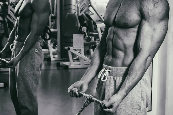 Bodybuilder dans la salle de gym — Photo