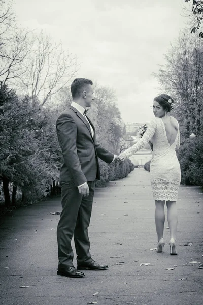 Γάμος, με τα πόδια, γαμπρό και νύφη — Φωτογραφία Αρχείου