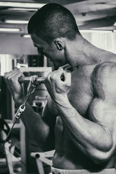 Bodybuilder i gymmet — Stockfoto