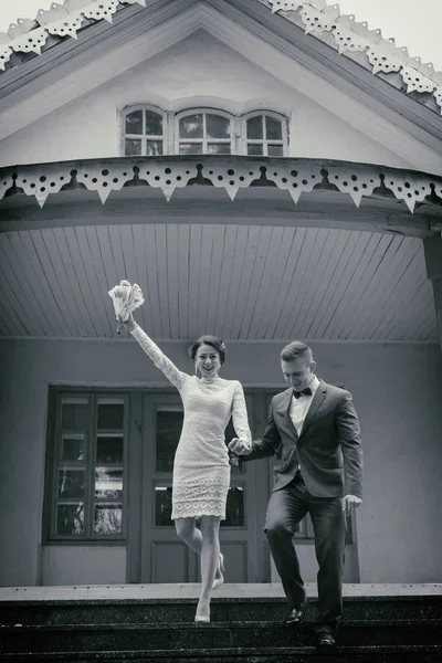 Boda, paseo, novio y novia — Foto de Stock