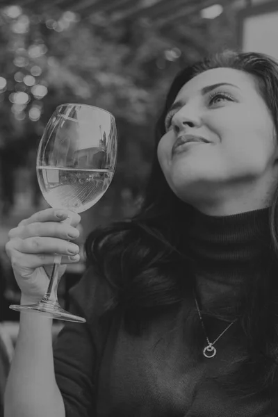 Femme buvant du champagne dans un café — Photo