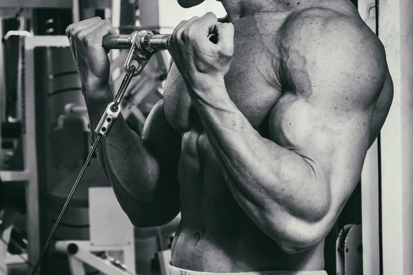 Culturista in palestra — Foto Stock