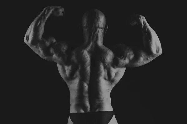 黒の背景にゴージャスな筋肉ボディを持つ男 — ストック写真