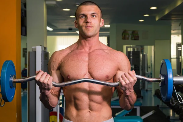 Un hombre entrenado en un gimnasio — Foto de Stock