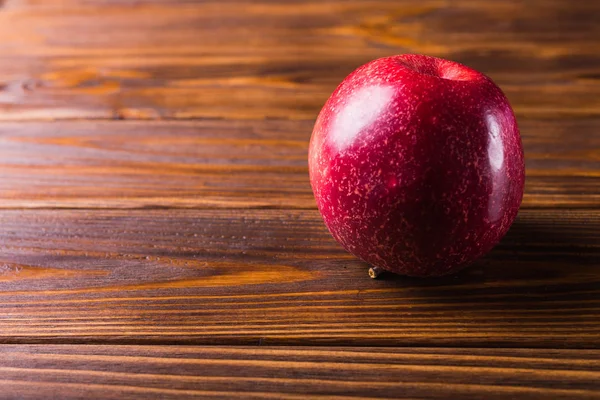 Ahşap arka plan üzerinde elma. Organik meyve — Stok fotoğraf