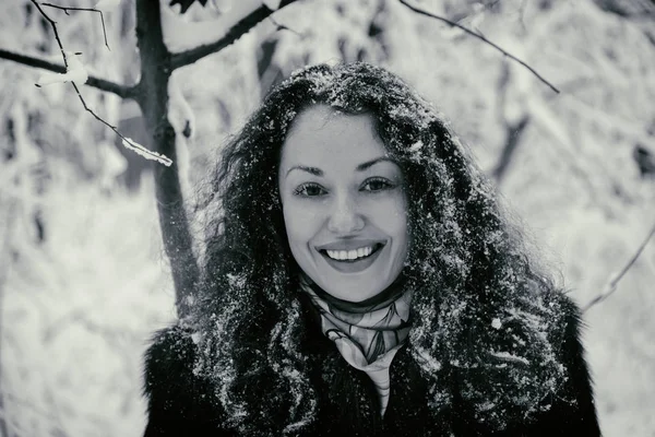 Portret van een mooie vrouw in de winter — Stockfoto