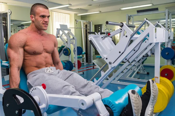 Um homem treinado em uma academia — Fotografia de Stock