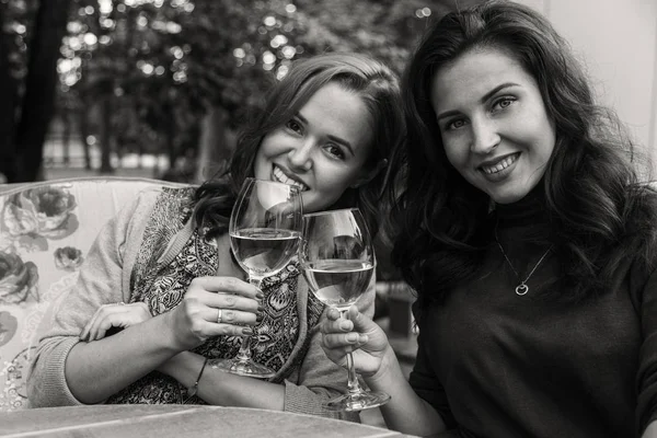 Girlfriends having lunch in the cafe — Stock Photo, Image