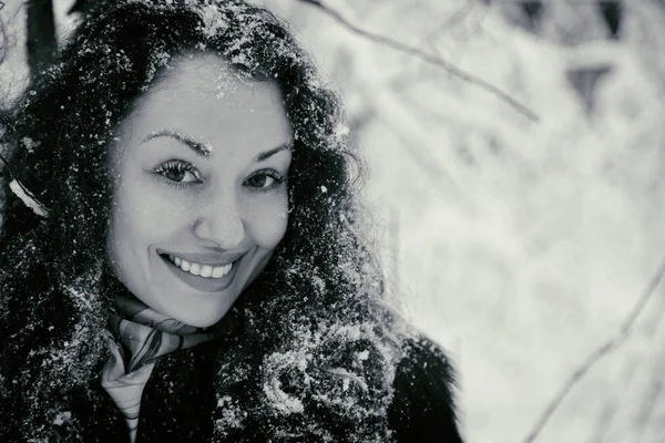 Portret van een mooie vrouw in de winter — Stockfoto