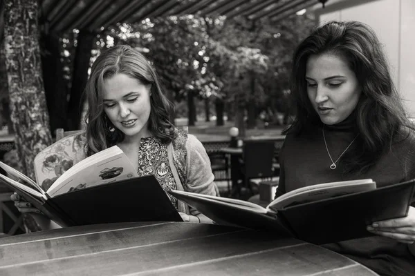 Vriendinnen lunch in het café — Stockfoto