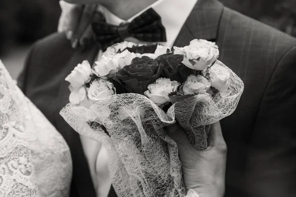 Весілля, прогулянка, наречений і наречена — стокове фото
