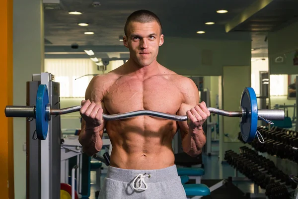 Un om antrenat într-un club de fitness — Fotografie, imagine de stoc