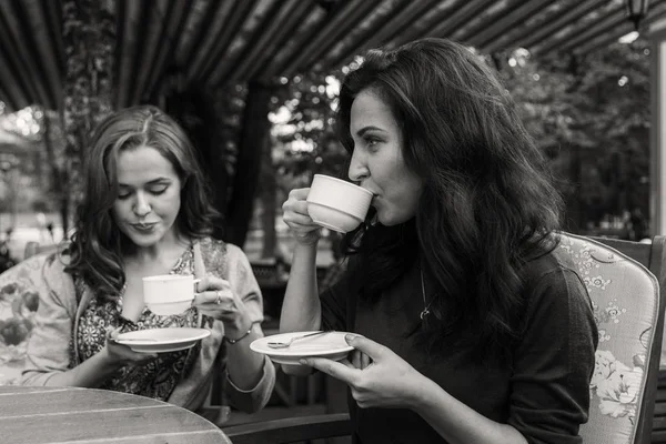Подружки обідають в кафе — стокове фото