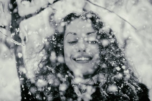 Retrato de uma bela mulher no inverno — Fotografia de Stock