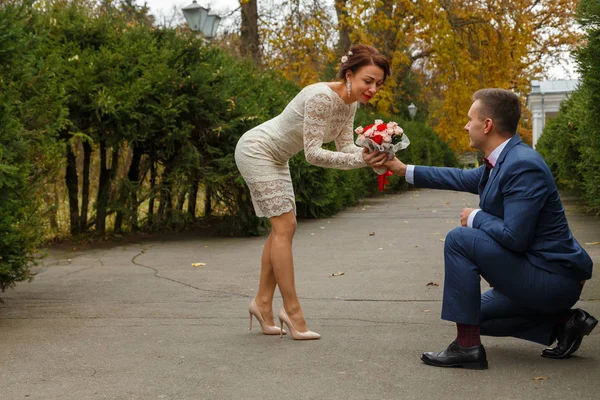 Svatba, chůze, ženich a nevěsta — Stock fotografie