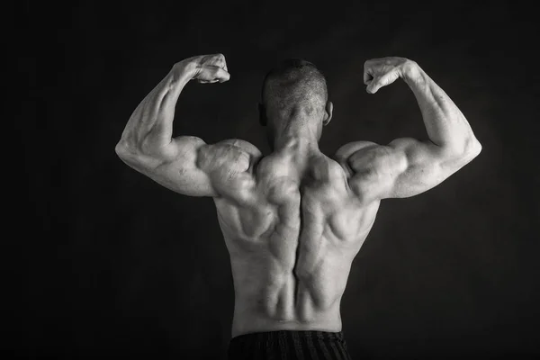 Novizio bodybuilder posa su nero — Foto Stock