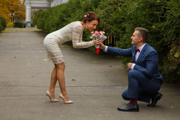 Boda, paseo, novio y novia —  Fotos de Stock