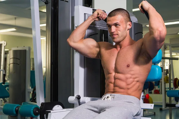 A trained man in a fitness club — Stock Photo, Image