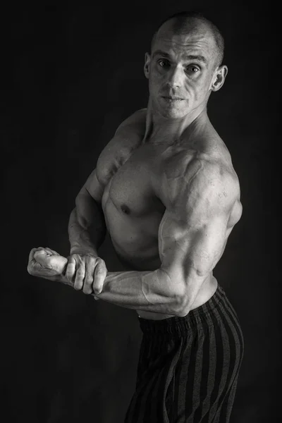 Bodybuilder novice posant sur noir — Photo